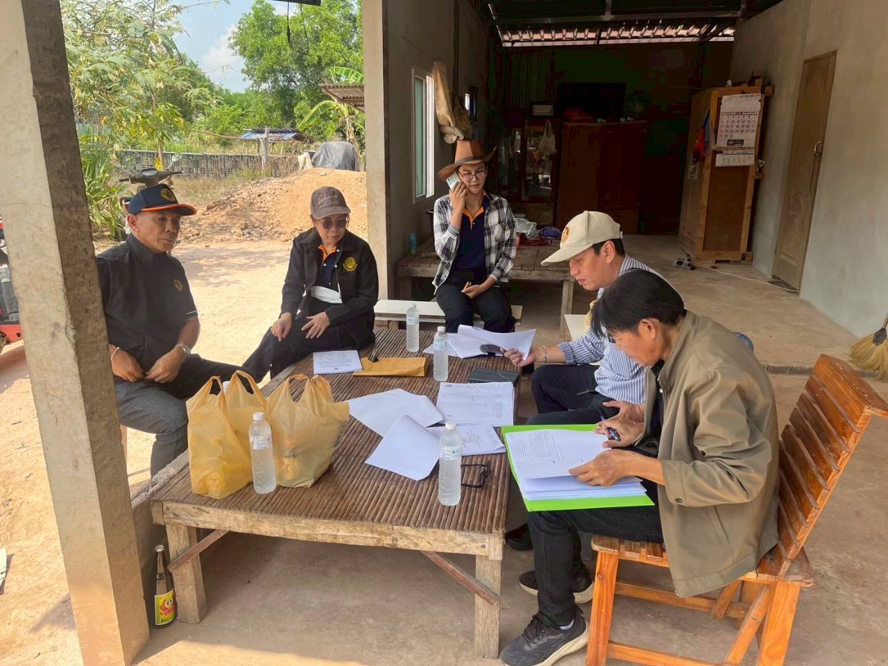 title - วันที่ 17 มีนาคม 2569 นายวิทูล ประดิษฐบุญ ปฏิรูปที่ดินจังหวัดปราจีนบุรี  มอบหมายให้ นายเชวงศักดิ์ อะปะมาตร ผู้อำนวยการกลุ่มงานช่างและแผนที่  นางรักษ์หทัยรัตน์ เมทนีกรชัย หัวหน้าฝ่ายบริหาร และเจ้าหน้าที่ ส.ป.ก.ปราจีนบุรี ลงพื้นที่ตรวจรับงานก่อสร้างถนนสายซอยในแปลงเกษตรกรรม ในเขตปฏิรูปที่ดิน ให้แก่เกษตรกรผู้ไร้ที่ดินทำกิน